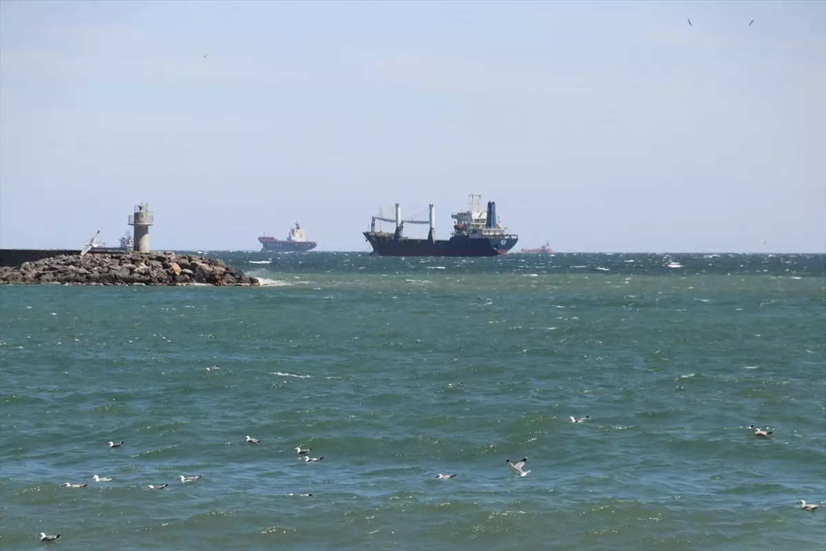 Marmara Denizi'nde Poyraz Deniz Ulaşımını Aksatıyor