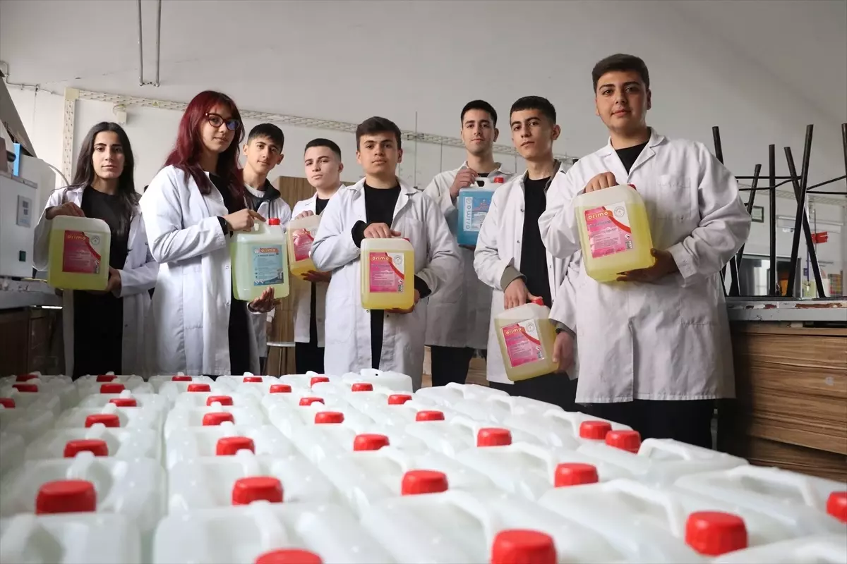 Kayseri'deki Meslek Lisesi, Temizlik Ürünleri Üreterek Öğrencilerini Geleceğe Hazırlıyor