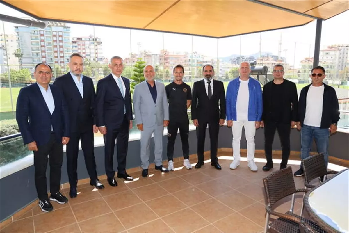 TFF Başkanı Hacıosmanoğlu'ndan Alanyaspor Başkanı'na Taziye Ziyareti