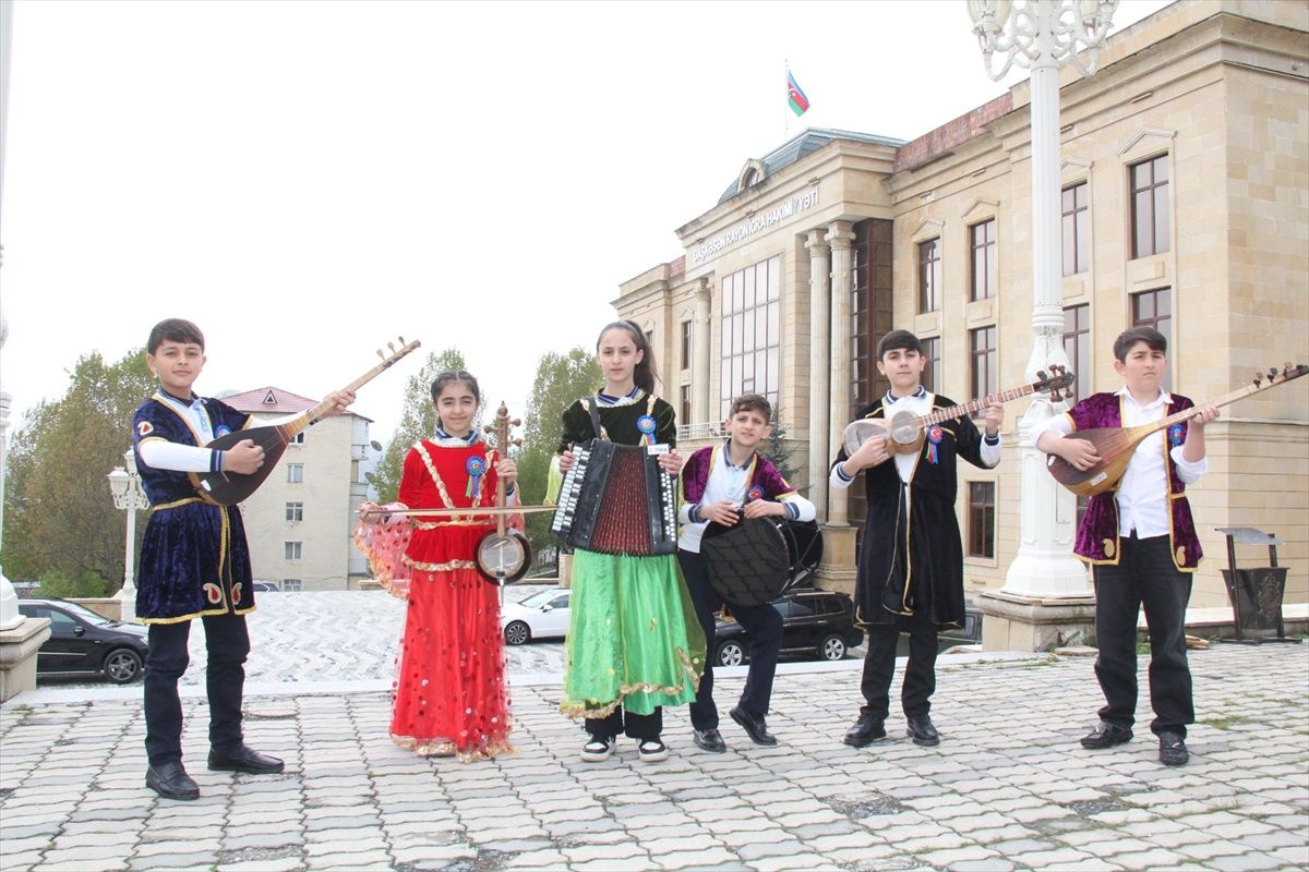 TİKA, Azerbaycan'daki Çocuk Güzel Sanatlar Okulu'na Müzik Aletleri Temin Etti