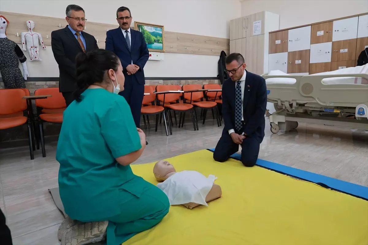 Başkan Yazıcıoğlu, Sağlık Eğitimi Alan Öğrencilerle Buluştu