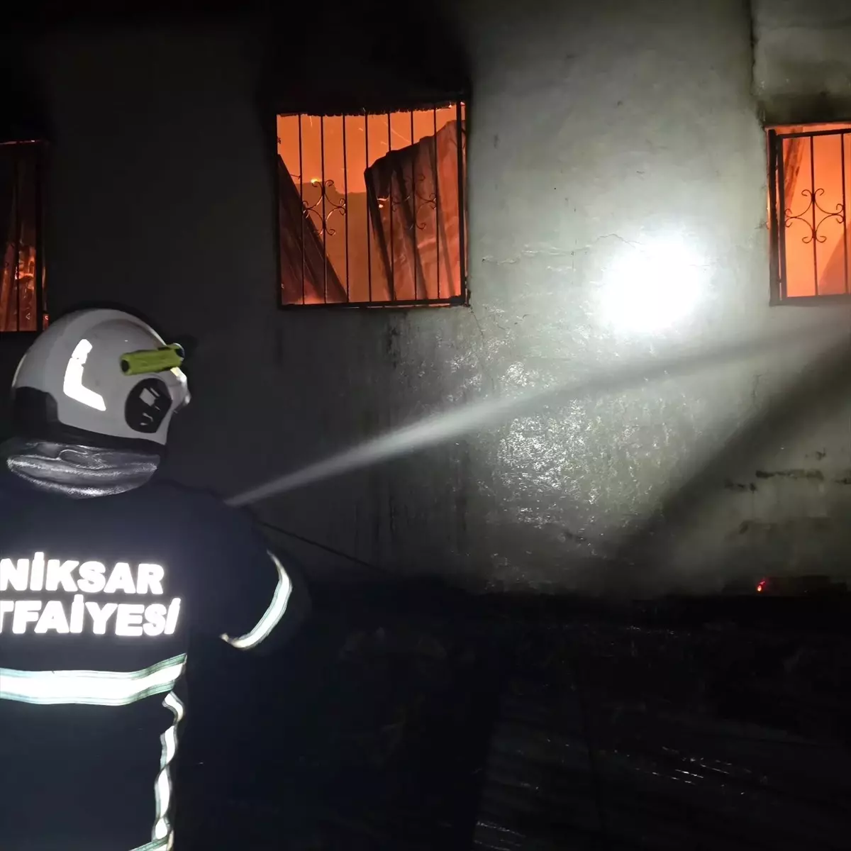 Tokat'ta yangın: 3 ev kullanılamaz hale geldi