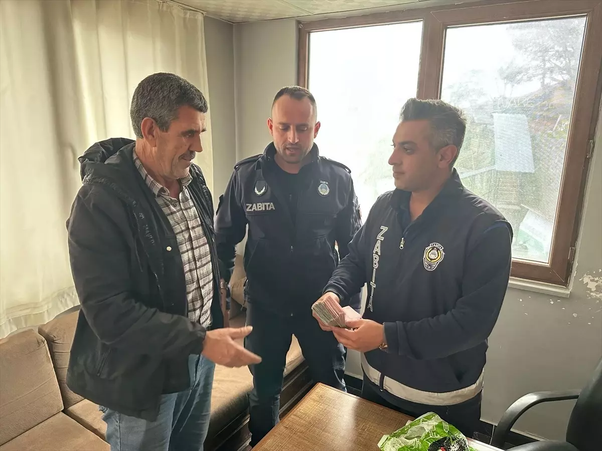 Zabıta Ekipleri Bulunan Parayı Sahiplerine Teslim Etti