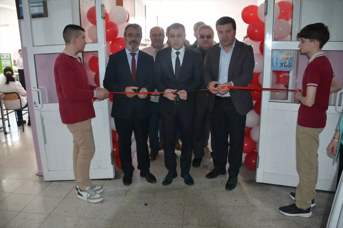 Tosya'da TÜBİTAK 4006 Bilim Fuarı Açıldı