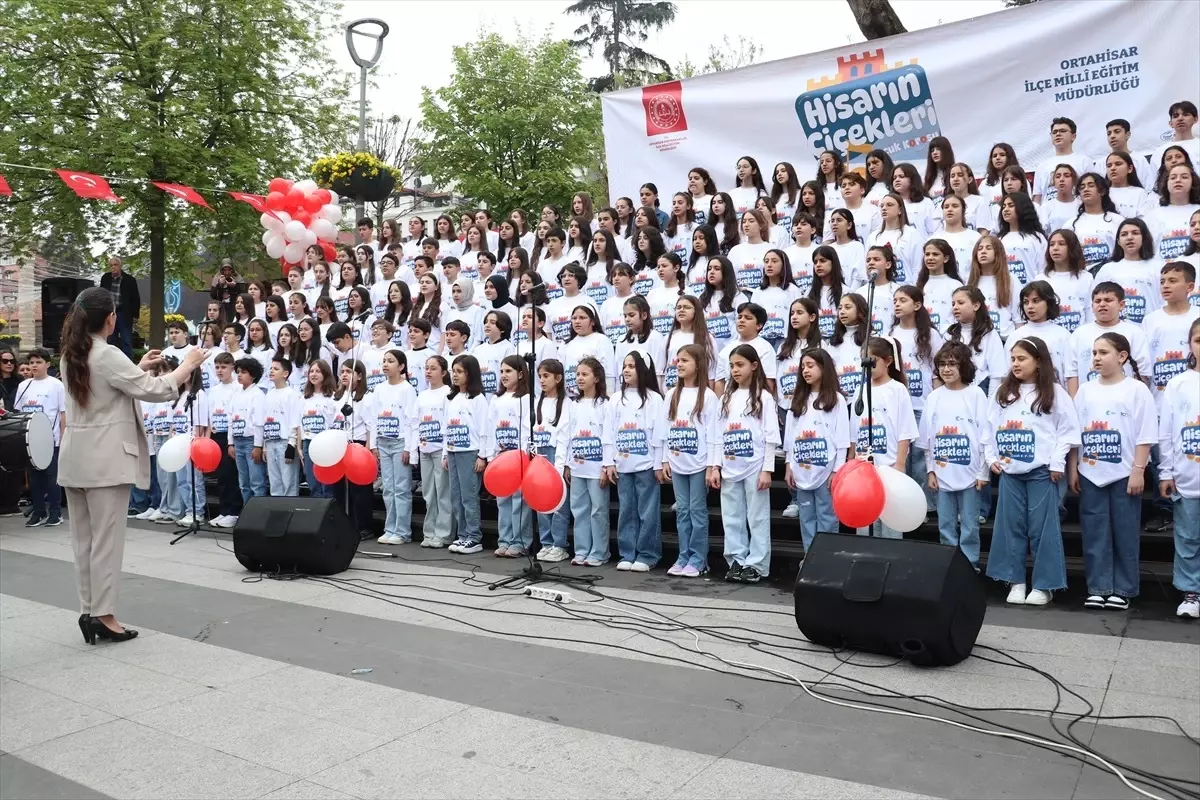 Trabzon'da 'Hisarın Çiçekleri' adlı çocuk korosu konser verdi