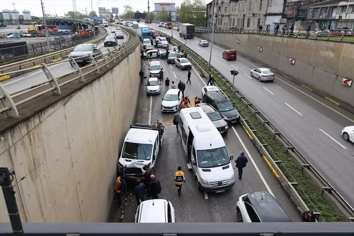 Trabzon'da Zincirleme Trafik Kazası: 8 Yaralı