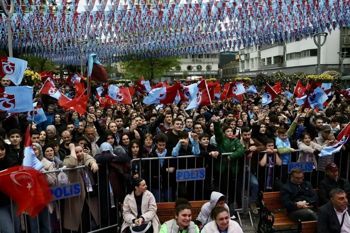 Trabzonspor taraftarları, UEFA Gençlik Ligi finalini dev ekrandan takip etti