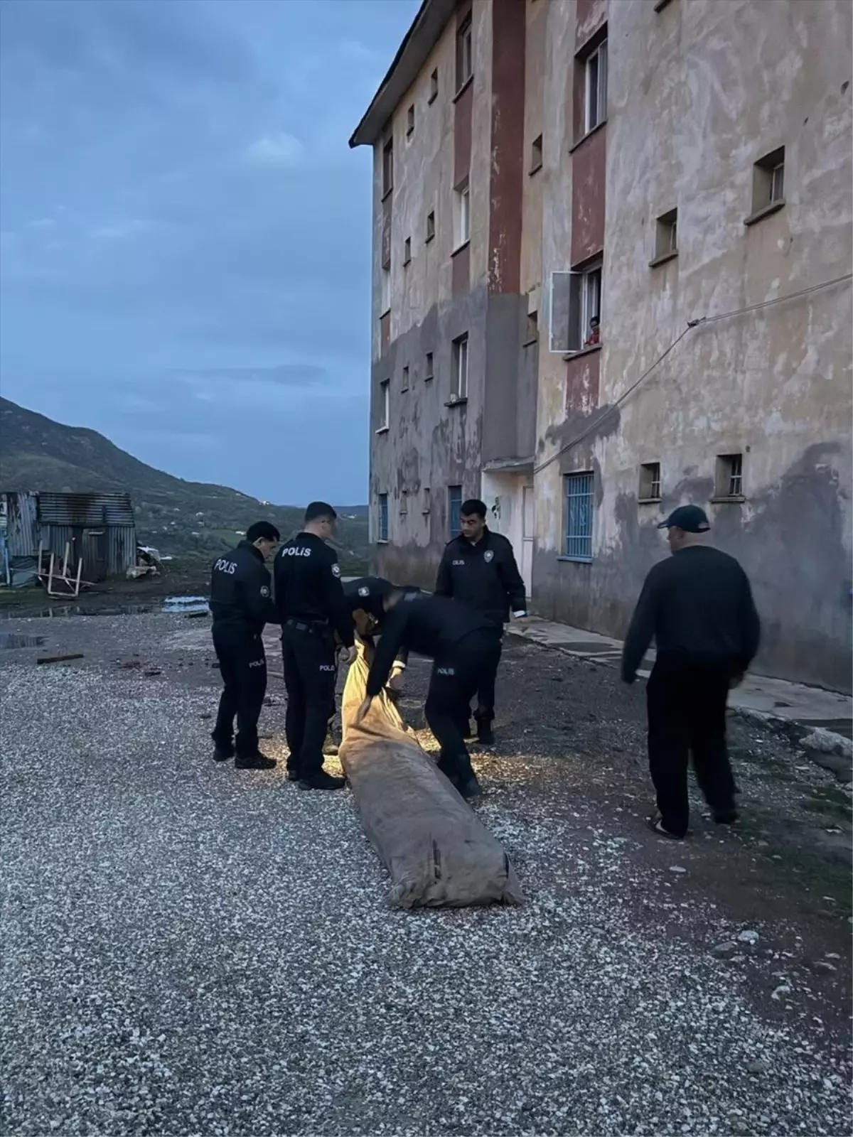 Nazımiye'de Şiddetli Rüzgar Sonrası Çadır Kuruldu