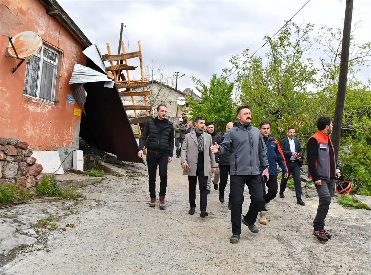 Tunceli'de Şiddetli Rüzgar Evlerin Çatısını Uçurdu