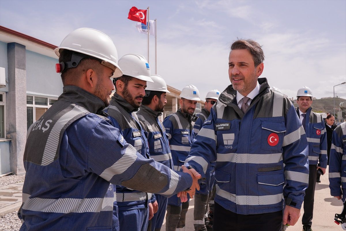 Bakan Bayraktar, Türkiye'nin Elektrik İletim ve Dağıtımında Sorun Olmadığını Açıkladı