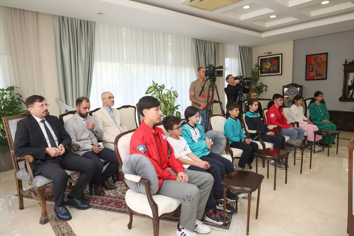 Büyükelçi Başçeri, TEKNOFEST'e Katılan Maarif Vakfı Öğrencilerini Kabul Etti