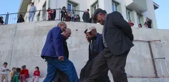 Hakkari'de Geleneksel Yöntemle Kepenek Yapımı