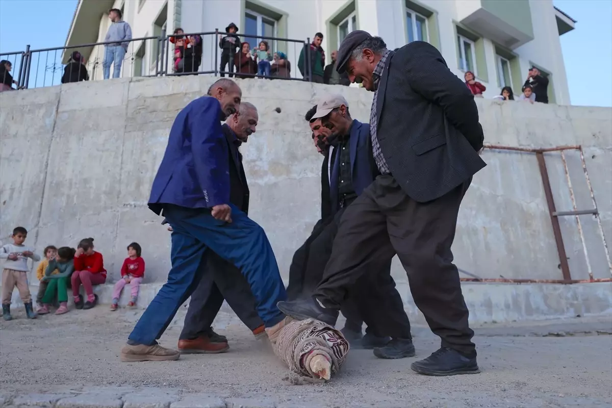 Hakkari'de Geleneksel Yöntemle Kepenek Yapımı