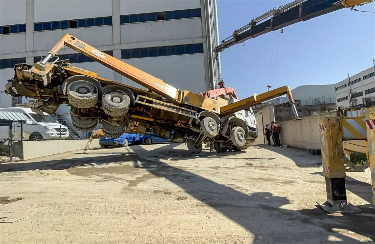 Tuzla'da Fabrika İnşaatında Beton Pompası Düşmesi: 2 İşçi Yaralandı