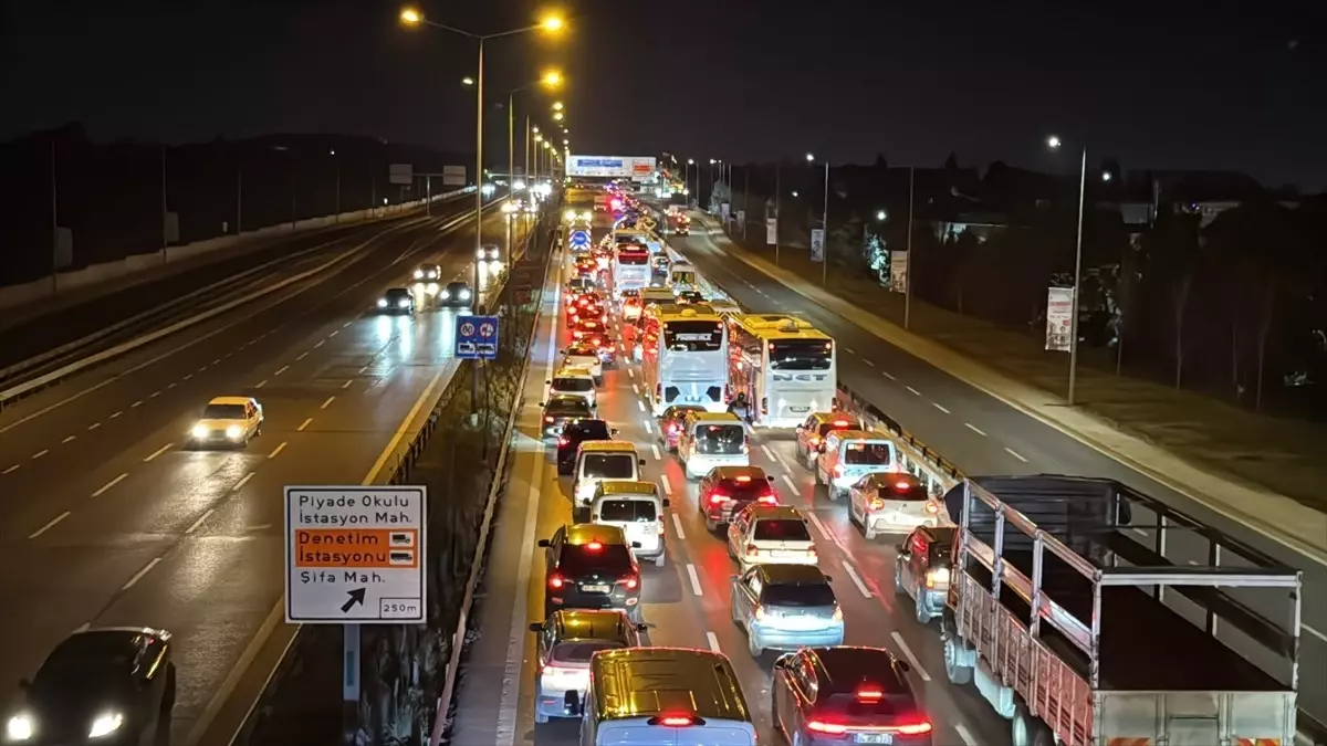 Tuzla'da Köprülü Kavşak Çalışmaları Nedeniyle D-100'de Trafik Yoğunluğu