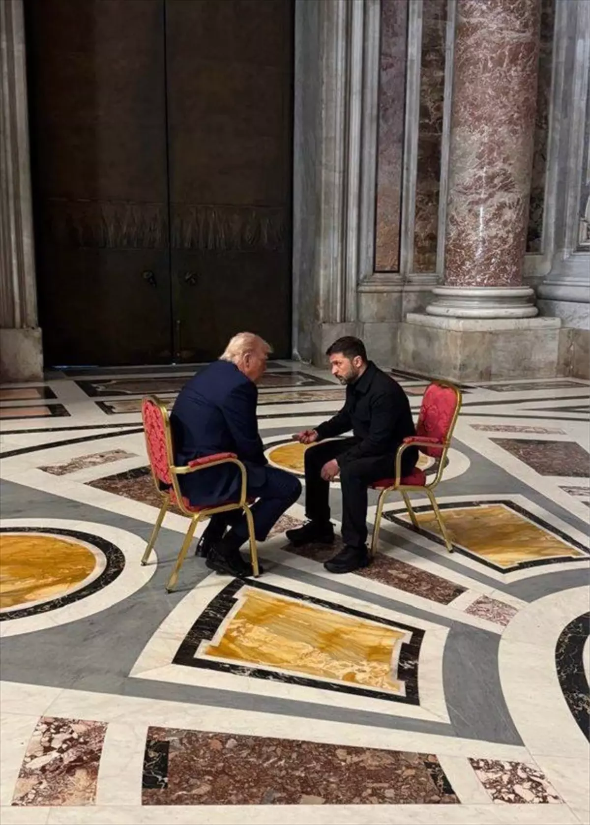 Zelenskiy ve Trump, Vatikan'da Ateşkes İçin Görüştü