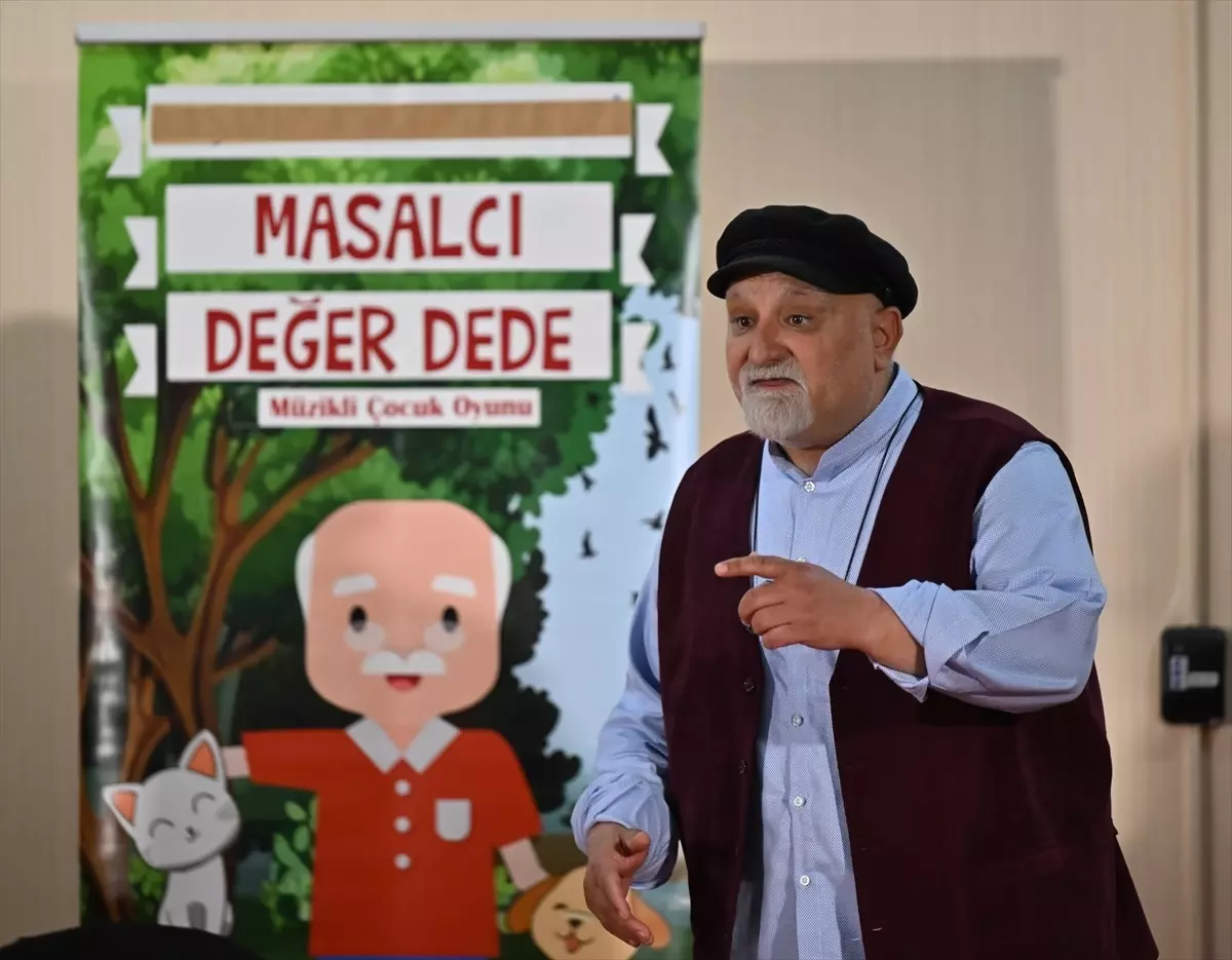 Küçük Hanımlar Küçük Beyler Festivali'nde 'Masalcı Değer Dede' Oyunu Sergilendi