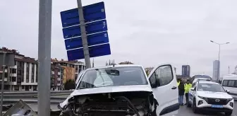 Ümraniye'de Kaza: Bariyerlere Saplanan Araçta İki Yaralı