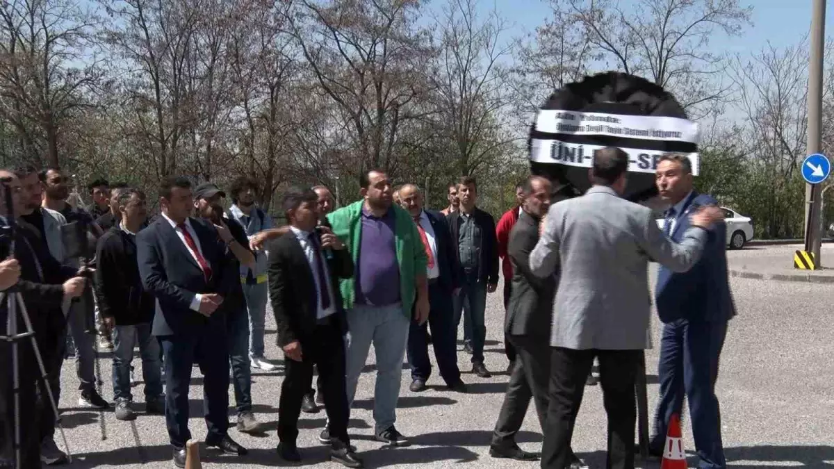 ÜNİPERSEN, YÖK Önünde Basın Açıklaması ve Siyah Çelenk Bıraktı