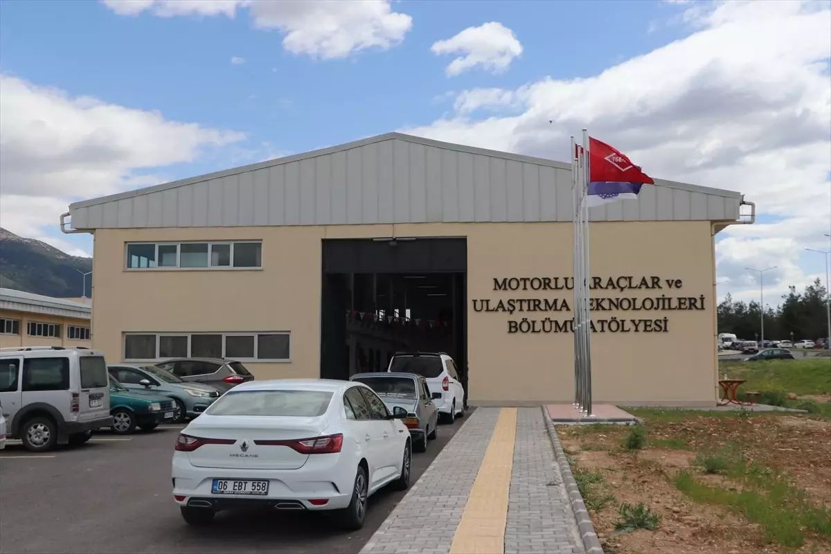 Üniversiteliler oto eksperliğini teorik ve pratik eğitimle öğreniyor