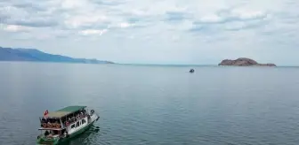 Üniversiteliler Van'ın güzelliklerini keşfederken çevre temizliği yapıyor