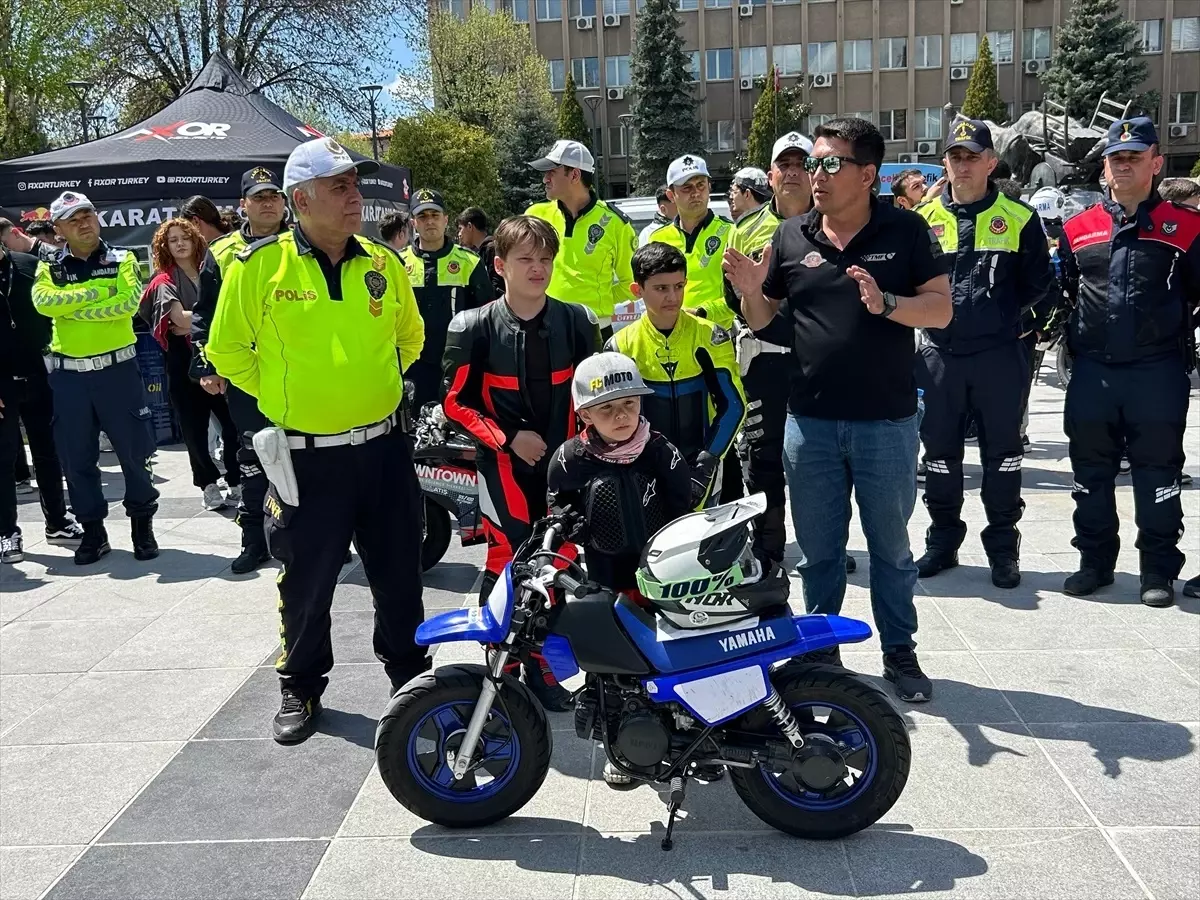 Uşak'ta motosiklet sürücülerine eğitim verildi