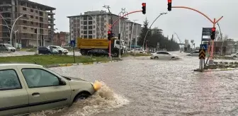 Uşak'ta Sağanak Yağış Hayatı Olumsuz Etkiledi