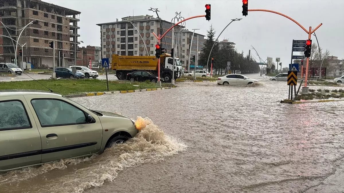 Uşak'ta Sağanak Yağış Hayatı Olumsuz Etkiledi
