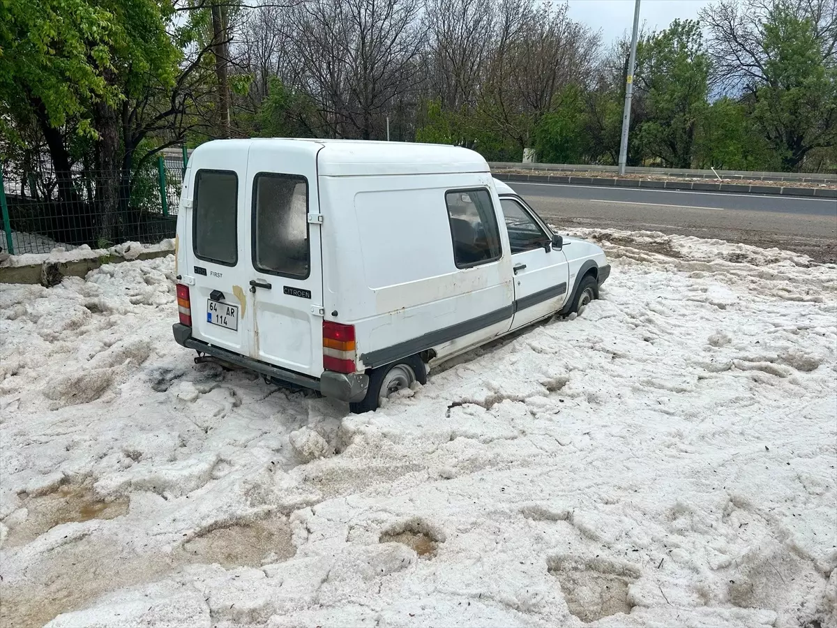 Uşak'ta Sağanak ve Dolu Hayatı Olumsuz Etkiledi