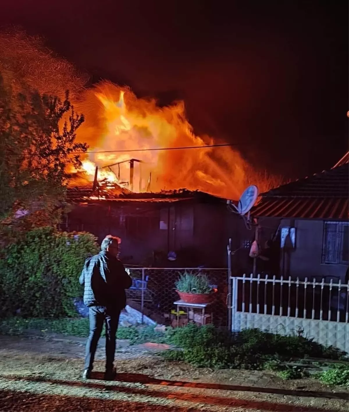 Uşak'ın Banaz İlçesinde Yangın: Evin Tamamı Zarar Gördü