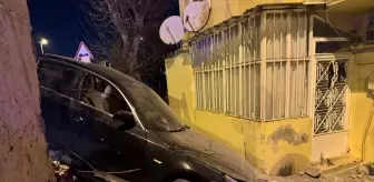 Üsküdar'da Sürücüsü Kaçan Araç Duvara Çarptı