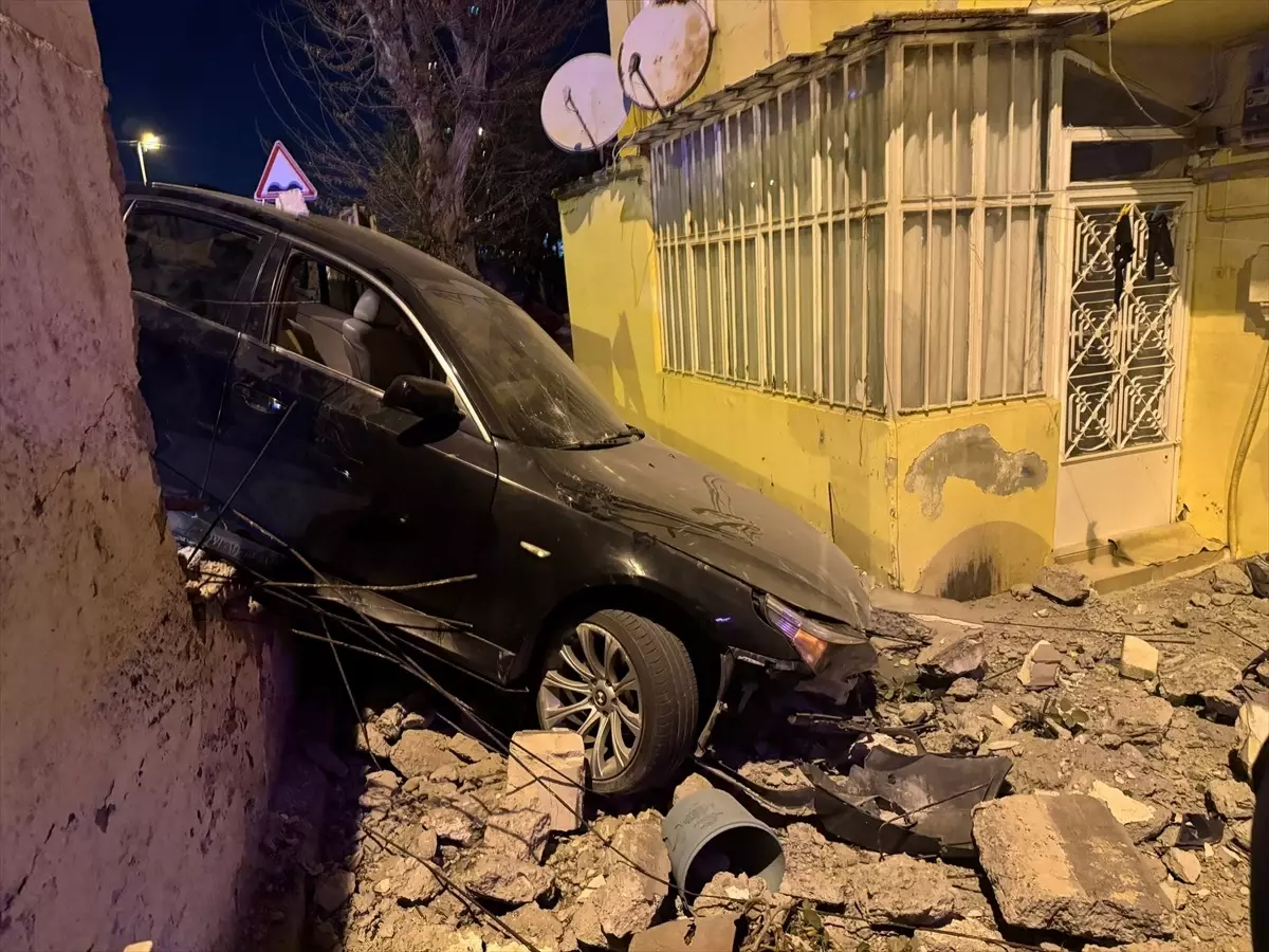 Üsküdar'da Sürücüsü Kaçan Araç Duvara Çarptı