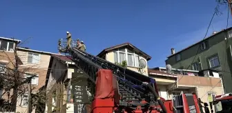 Üsküdar'da Şiddetli Rüzgar 6 Katlı Binanın Çatısını Uçurdu