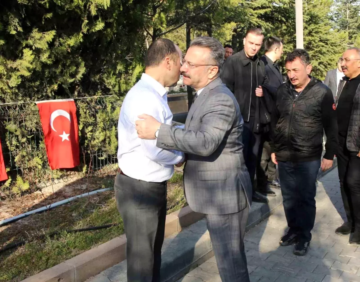 Eskişehir Valisi Hüseyin Aksoy, Emniyet Müdürü'nün Babasının Cenaze Törenine Katıldı