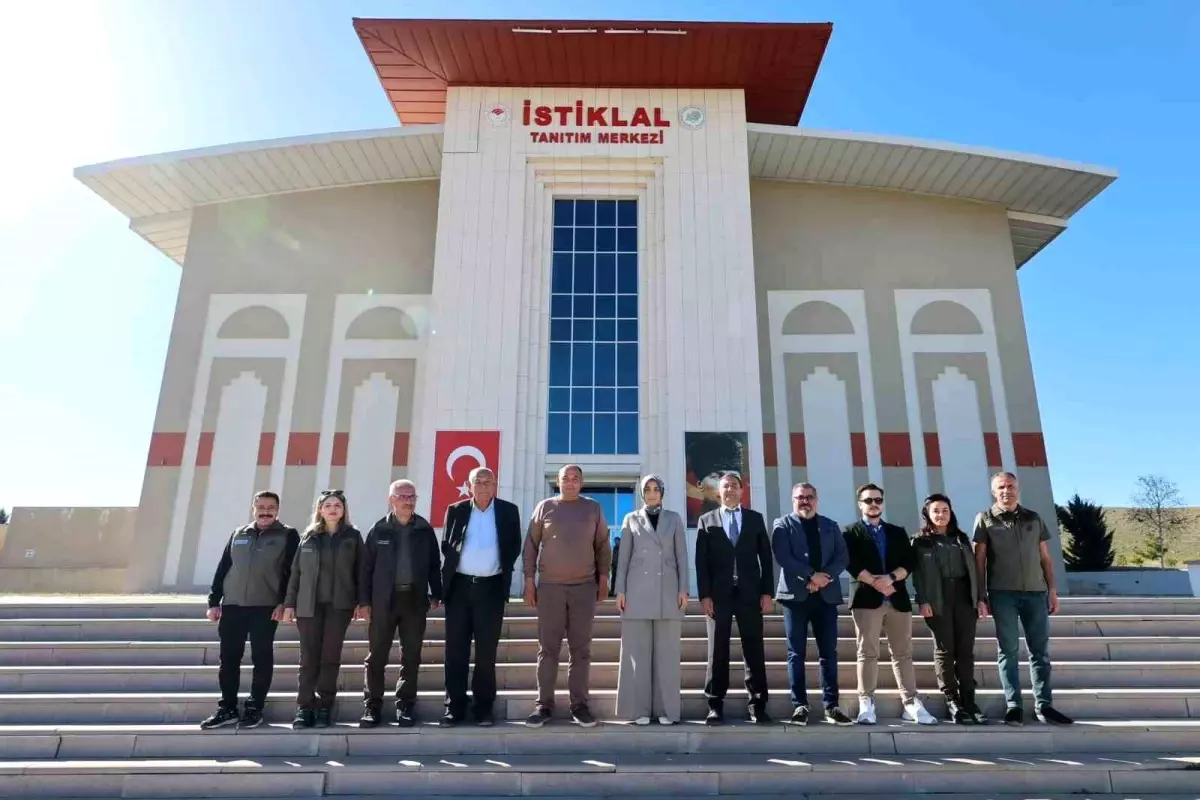 Vali Kübra Güran Yiğitbaşı İstiklal Tanıtım Merkezi'ni Ziyaret Etti