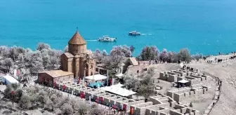 Akdamar Adası'nda Badem Çiçeği Festivali Renkli Görüntülerle Başladı