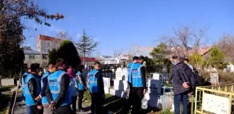 Van'da AK Parti'li gençler, şehit kabirlerinde temizlik yaptı