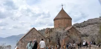 3. Badem Çiçeği Festivali Akdamar Adası'nda Renkli Görüntülere Sahne Oldu