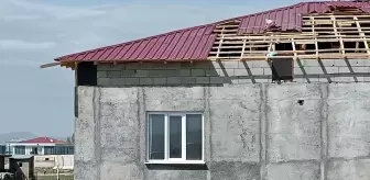 Van'da Şiddetli Rüzgar Sonrası İtfaiye Ekipleri Çalışmalarını Sürdürüyor