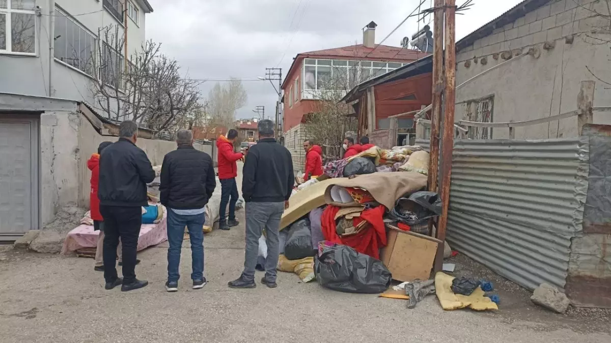 Van'da Tek Katlı Evden 10 Ton Çöp Çıkarıldı