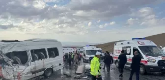 Van'da Minibüs ile Kamyonet Çarpıştı: Ölü ve Yaralılar Var