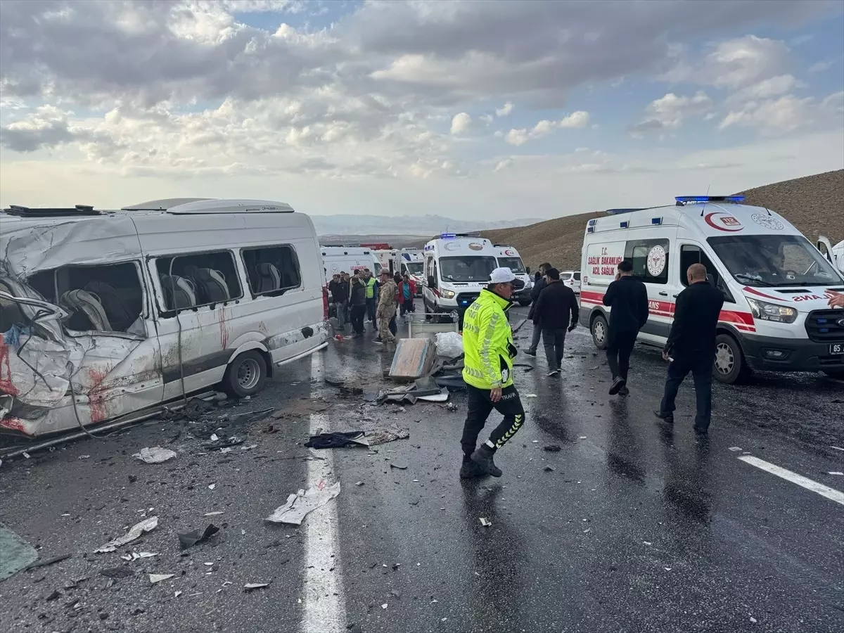 Van'da Minibüs ile Kamyonet Çarpıştı: Ölü ve Yaralılar Var