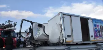 Van'da Trafik Kazası: 6 Ölü, 13 Yaralı