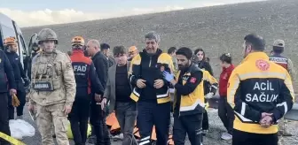 Van'da Minibüs ve Kamyonet Çarpışması: Ölü Sayısı 8'e Yükseldi