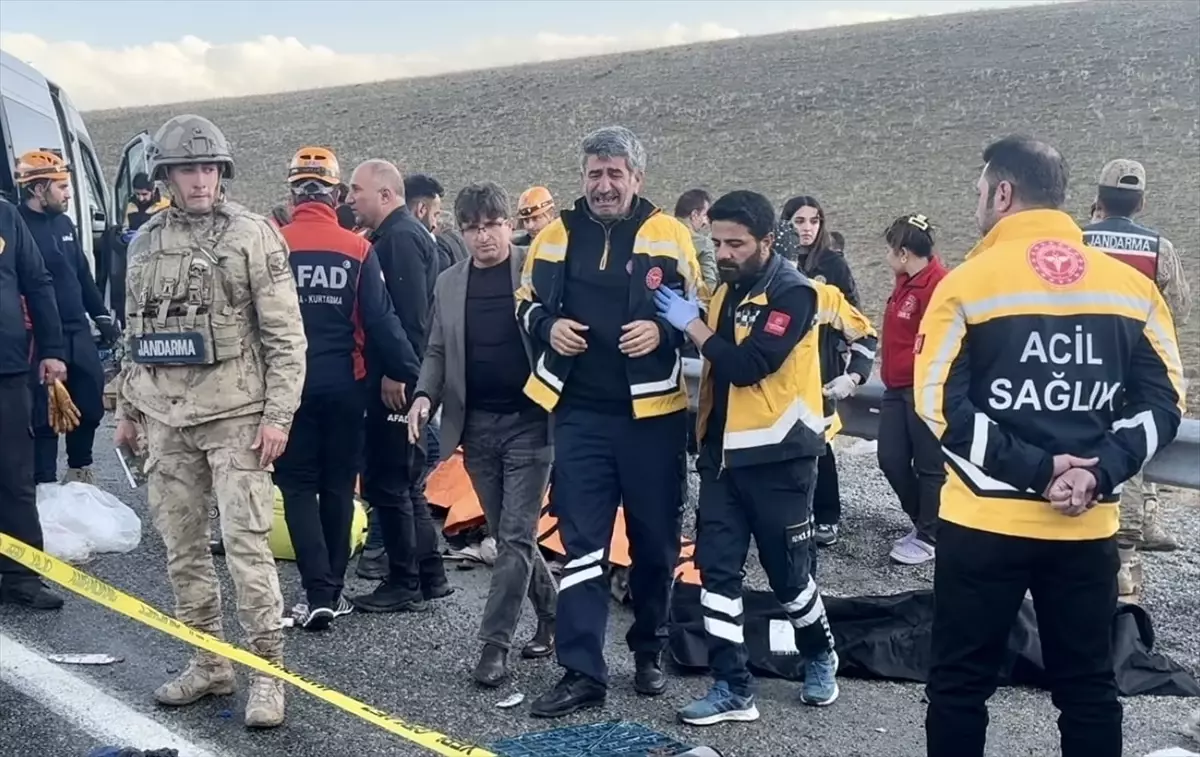 Van'da Minibüs ve Kamyonet Çarpışması: Ölü Sayısı 8'e Yükseldi