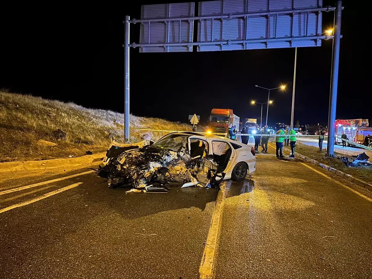 Van'da Otomobil Kazası: 3 Ölü, 2 Yaralı