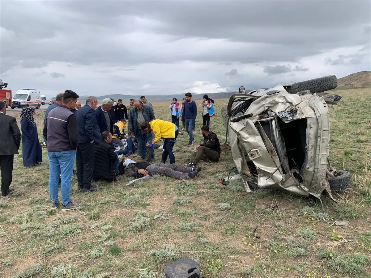 Van'da Otomobil Şarampole Devrildi: 5 Yaralı