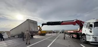 Van'da Tır Şarampole Devrildi, Sürücü Yaralandı