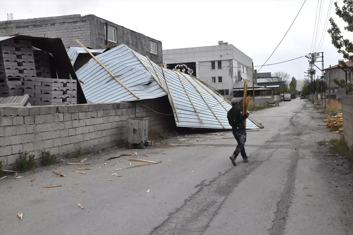 Van'daki Şiddetli Rüzgar Evsiz ve İş Yerisiz Bıraktı