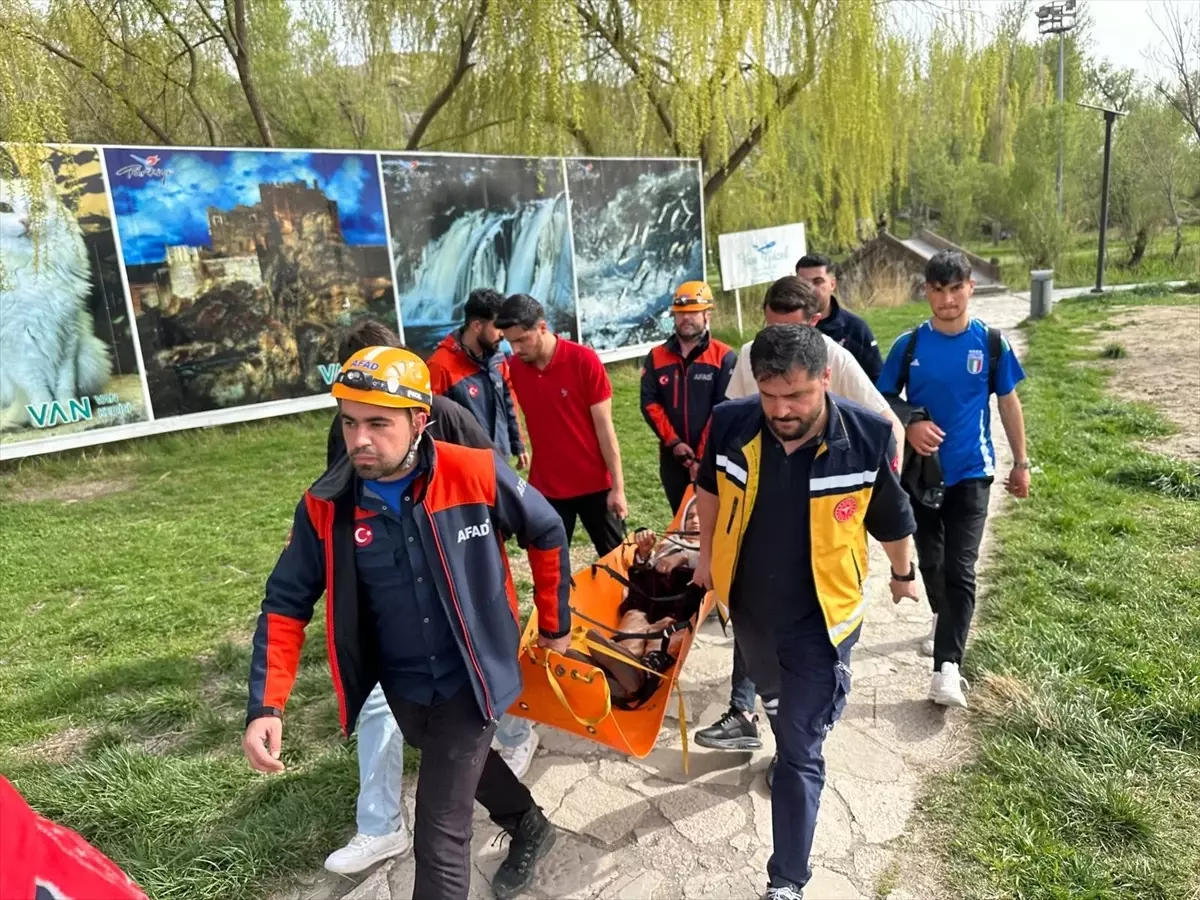 Van Kalesi'nde Düşen Kadın Kurtarıldı